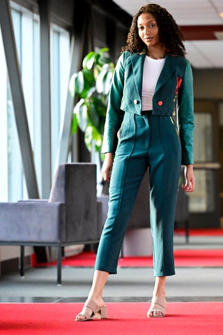 Ensemble veston et pantalon avec manche en cuir et un petit rappel des couleurs africaines pour le bureau. Boss Ladies Only.