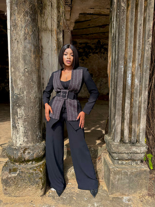 Shade Set ensemble tailleur avec haut manches longues et pantalon bouffant avec une ceinture 𝗖𝗛𝗘𝗙 𝗗’Œ𝗨𝗩𝗥𝗘 𝗱𝗲 𝗹𝗮 𝗰𝗼𝗹𝗹𝗲𝗰𝘁𝗶𝗼𝗻 ▪️𝗙𝗨𝗦𝗜𝗢𝗡 𝗢𝗙 𝗖𝗨𝗟𝗧𝗨𝗥𝗘▪️ , 𝗾𝘂𝗶 𝘁𝗿𝗮𝗱𝘂𝗶𝘁 𝘂𝗻 𝗮𝗹𝗹𝗶𝗮𝗴𝗲 𝗽𝗮𝗿𝗳𝗮𝗶𝘁 𝗱’𝘂𝗻 𝗦𝗧𝗬𝗟𝗘 𝗔𝗩𝗔𝗡𝗧 𝗚𝗔𝗥𝗗𝗜𝗦𝗧𝗘 𝗱𝗮𝗻𝘀 𝘂𝗻 𝗹𝗶𝗲𝘂 𝗰𝘂𝗹𝘁𝘂𝗿𝗲𝗹 𝘁𝗿𝗲̀𝘀 𝗮𝗻𝗰𝗶𝗲𝗻 𝗲𝘁 𝘂𝗻 𝗠𝗢𝗧𝗜𝗙 𝗧𝗥𝗔𝗗𝗜𝗧𝗜𝗢𝗡𝗡𝗘𝗟 𝗔𝗙𝗥𝗜𝗖𝗔𝗜𝗡.