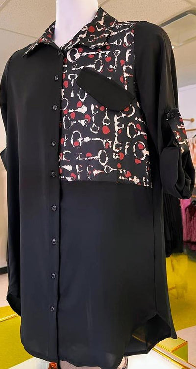 Chemise pour dame en soie. Léger et confortable, cette belle chemise manche longue peut aussi se mettre en 3/4. Une touche de motif bogolan sur le col vous rendra exceptionnelle.