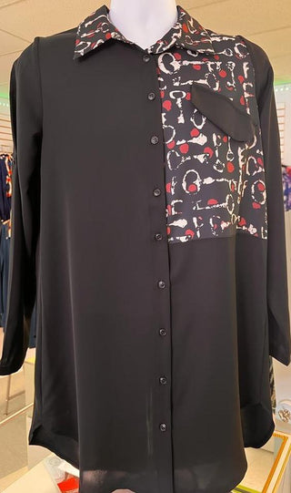 Chemise pour dame en soie. Léger et confortable, cette belle chemise manche longue peut aussi se mettre en 3/4. Une touche de motif bogolan sur le col vous rendra exceptionnelle.